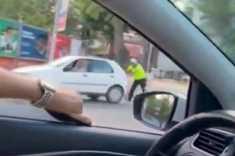 B&ouml;yle rahatlık g&ouml;r&uuml;lmedi, trafik polisinin haklı sitemi g&uuml;l&uuml;msetti