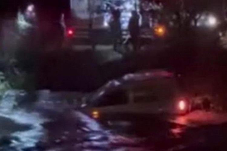 Heyelan otomobili dereye s&uuml;r&uuml;kledi, anne ve kızı kayboldu!