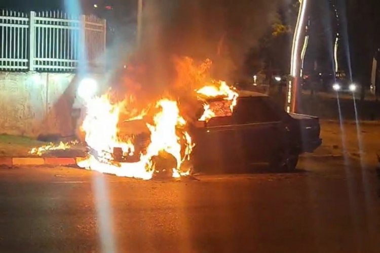 Edirne'de ehliyetsiz alkoll&uuml; s&uuml;r&uuml;c&uuml;n&uuml;n otomobili alev alev yandı
