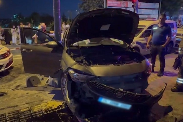 Karşı şeride ge&ccedil;en otomobil yayaya &ccedil;arptı
