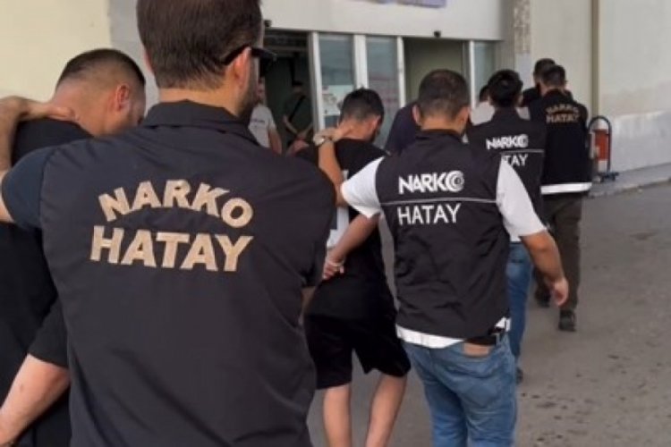 Evin her k&ouml;şesine uyuşturucu zulalayan şahıslar polisten ka&ccedil;amadı