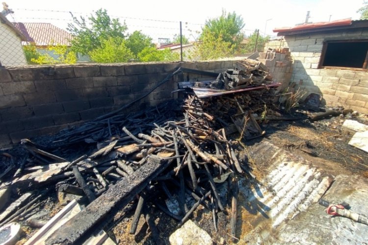 M&uuml;stakil evde &ccedil;ıkan yangın itfaiye tarafından s&ouml;nd&uuml;r&uuml;ld&uuml;