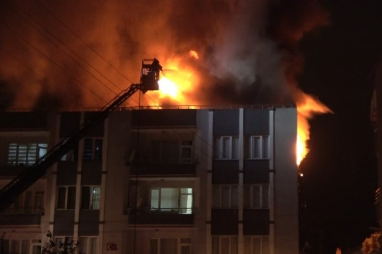 Samsun'da ev yangını: &Ccedil;atı katı alevlere teslim oldu