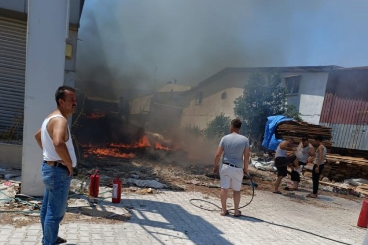 Sanayi sitesinde &ccedil;&ouml;pl&uuml;k yangını &ccedil;ıktı
