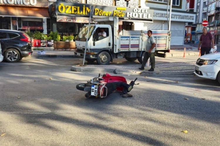 Bursa'da hafif ticari araç motosiklete çarptı! 1 kişi ağır yaralandı