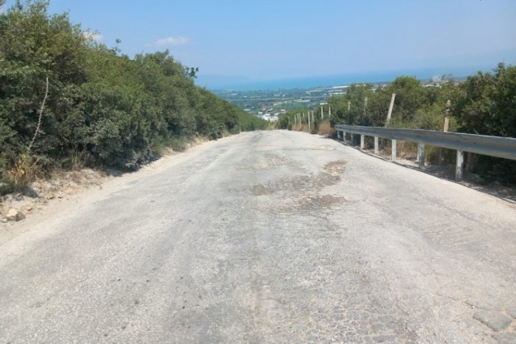 Bursa'da bu yol hem s&uuml;r&uuml;c&uuml;lerin hem mahalle sakinlerinin canını tehlikeye atıyor