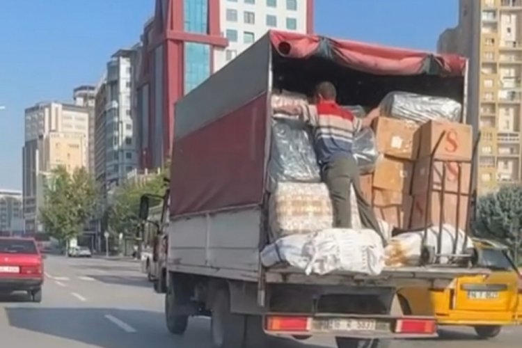 Bursa'da eşya taşıyan kamyonet y&uuml;rekleri ağza getirdi