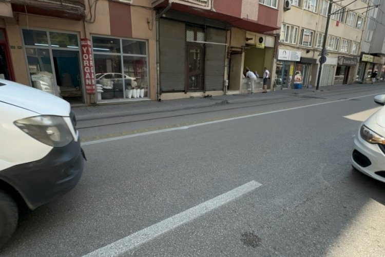 Bursa'da yağmuru &ccedil;ektiği sırada kaza oldu, neye uğradığını şaşırdı!
