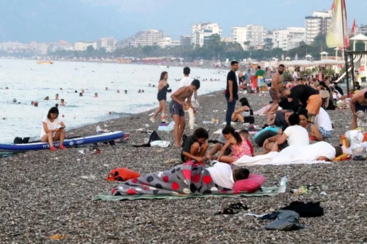 Antalya'da şaşkına &ccedil;eviren g&ouml;r&uuml;nt&uuml;: Sabahladılar!
