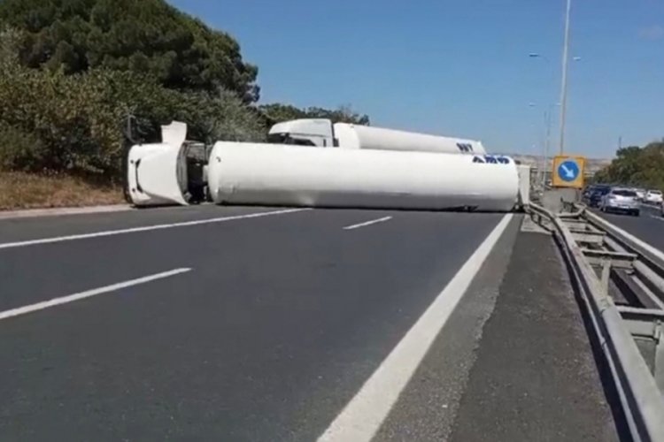 İstanbul'da tanker devrildi: Yol, trafiğe kapatıldı!