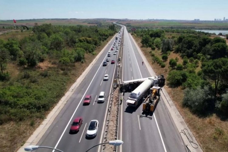 Gaz y&uuml;kl&uuml; tanker devrildi! TEM Otoyolu trafiğe kapandı