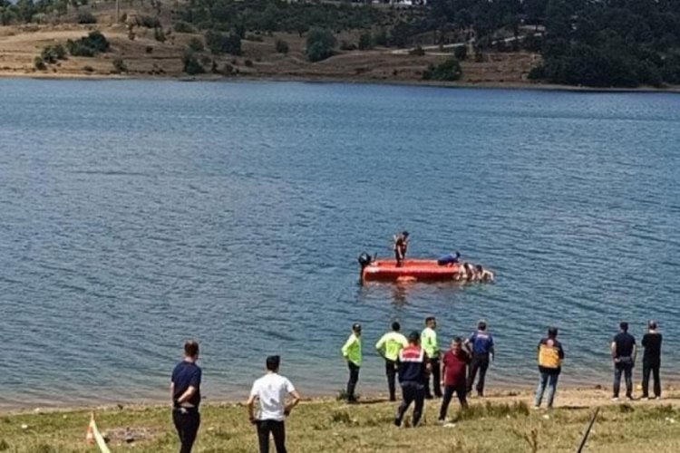 Otomobil g&ouml;lete u&ccedil;tu! K&uuml;&ccedil;&uuml;k &ccedil;ocuk feci şekilde can verdi