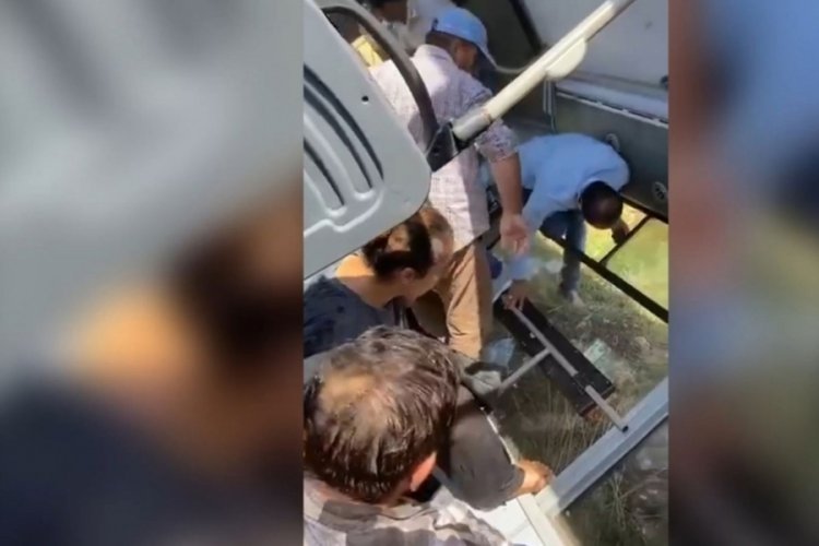 Otob&uuml;s devrildi, yolcular camları kırarak kendini dışarı attı!