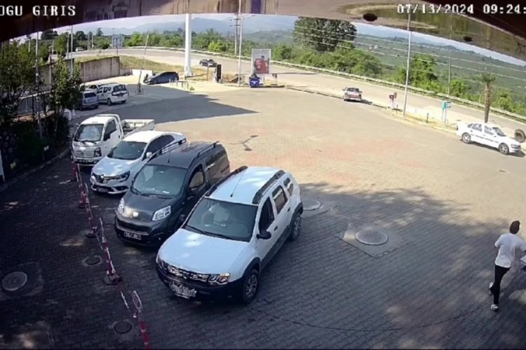 D&uuml;zce'de r&ouml;morktan kopan lastik akaryakıt istasyonuna daldı