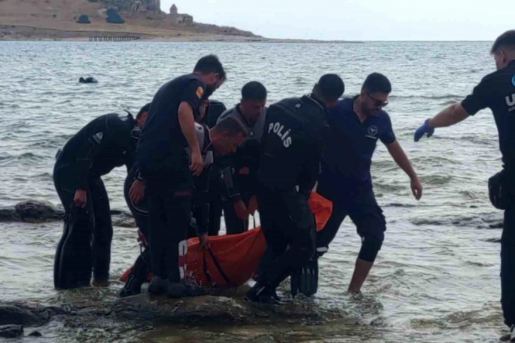 Serinlemek i&ccedil;in girdikleri Van G&ouml;l&uuml;'nde 2 kişi boğuldu, 1 kişi aranıyor
