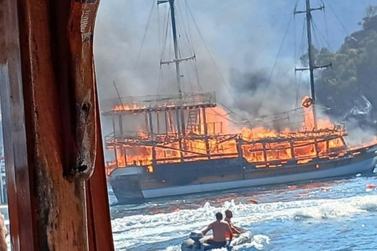Marmaris'te tur teknesi alev aldı, panikleyen turistler suya atladı!