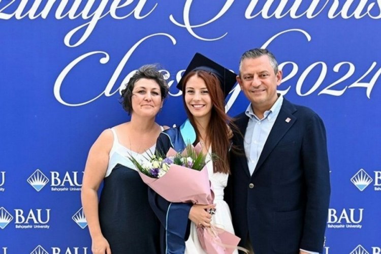 CHP lideri &Ouml;zel, kızının mezuniyet t&ouml;renine katıldı