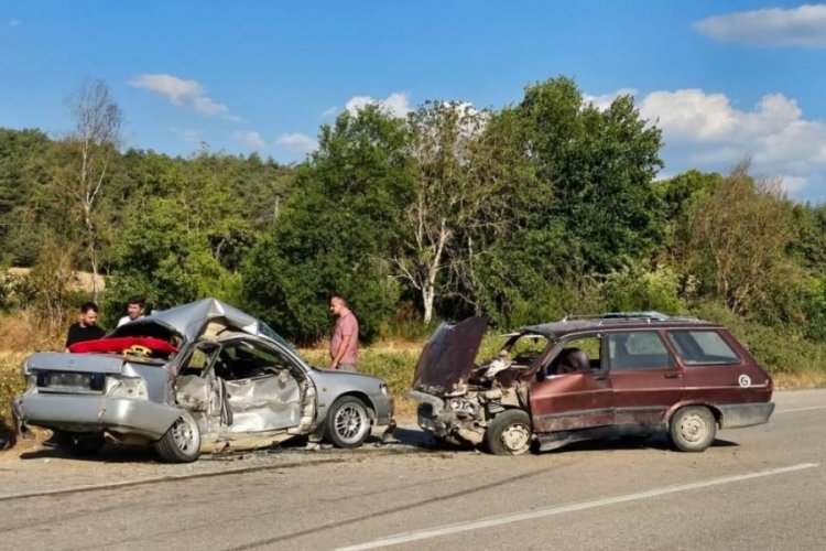 Bursa Orhaneli'nde iki otomobil çarpıştı! 2 yaralı 