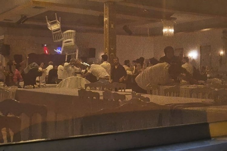 D&uuml;ğ&uuml;nde kavga: Sandalyeler havada u&ccedil;uştu