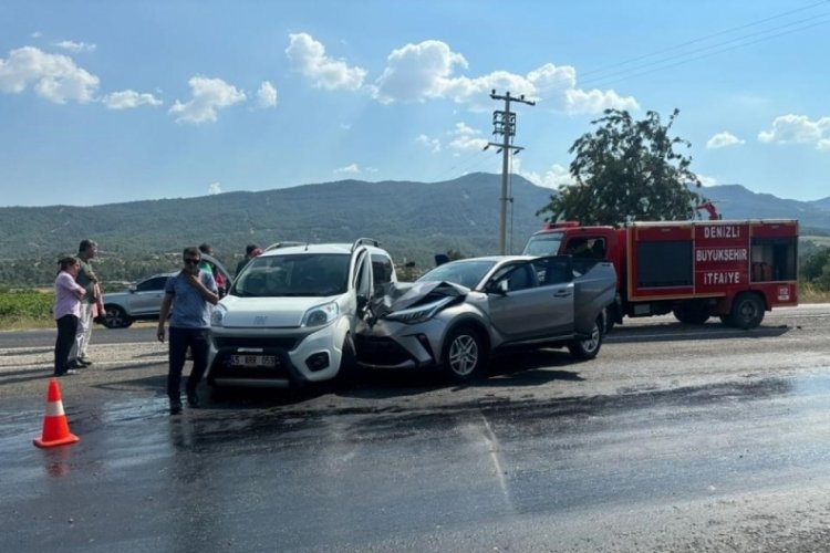Denizli'de 2 otomobil &ccedil;arpıştı: 6 yaralı