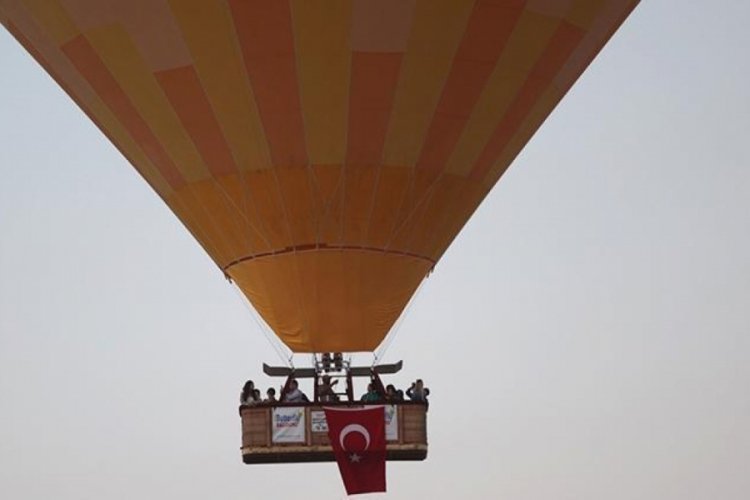 Kapadokya'da balonlar T&uuml;rk bayrağı ile havalandı