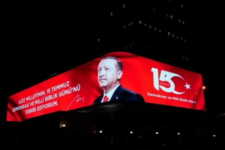 Cumhurbaşkanı Erdoğan'ın 15 Temmuz mesajı dev ekranda gösterildi