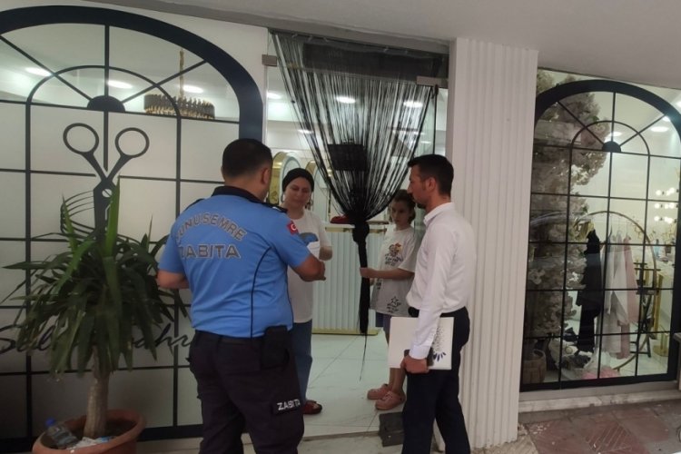 Manisa'da zabıta ekiplerii berber ve kuaf&ouml;rlere denetleme ger&ccedil;ekleştirdi