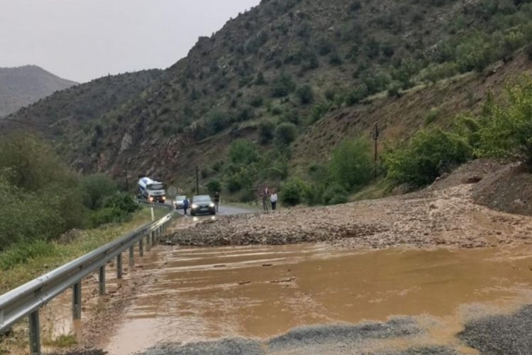 Erzurum'da sağanak heyelana yol a&ccedil;tı