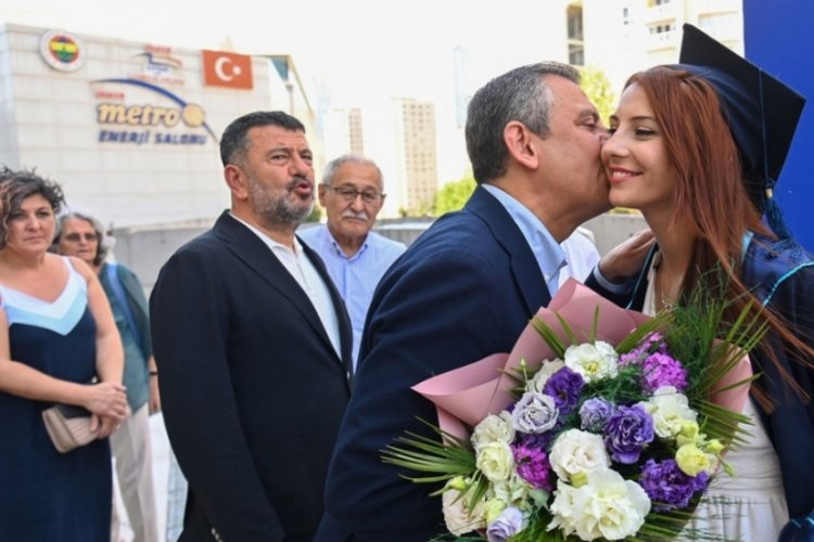 CHP lideri Özgür Özel, kızının mezuniyet törenine katıldı