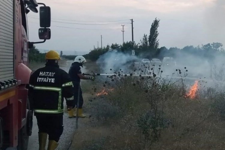 Hatay'da doğalgaz borusu &uuml;zerindeki otluk alanda yangın