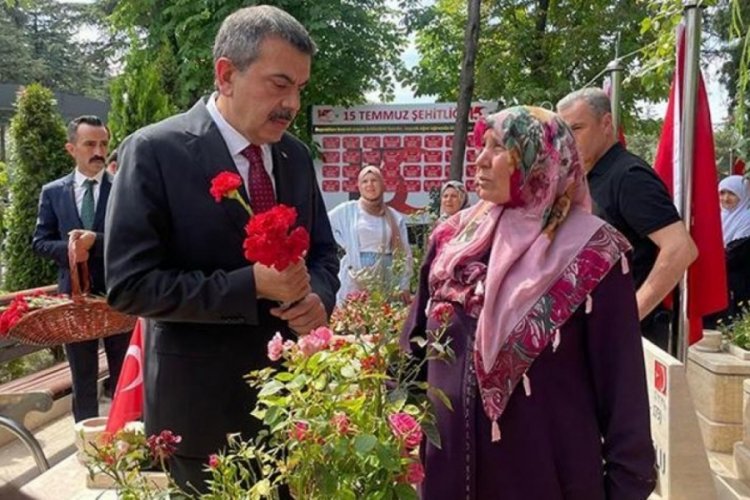 Bakan Tekin 15 Temmuz Şehitliği'ni ziyaret etti