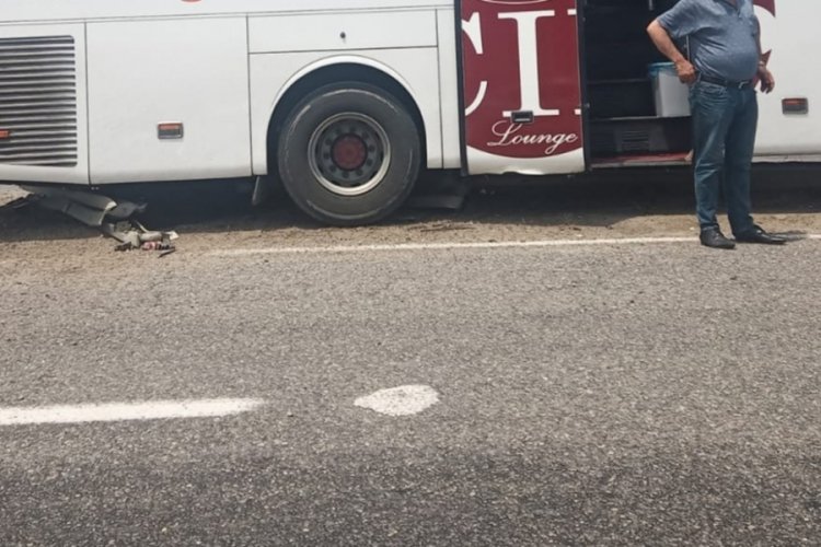 Kontrolden &ccedil;ıkan yolcu otob&uuml;s&uuml; bariyerlere &ccedil;arptı!