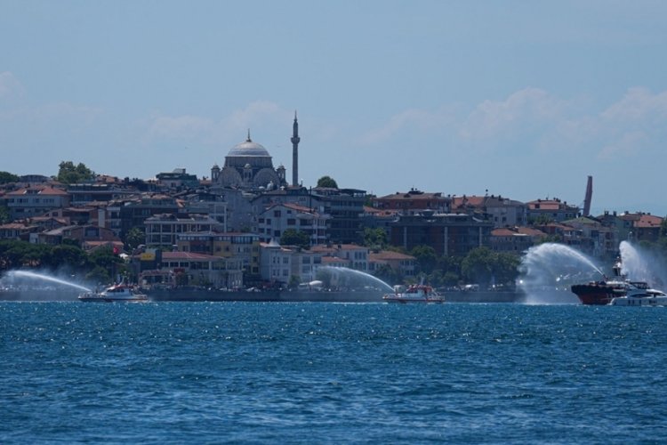 Kıyı Emniyetinden şehit ve gaziler anısına deniz ara&ccedil;larıyla Boğaz'da saygı seyri