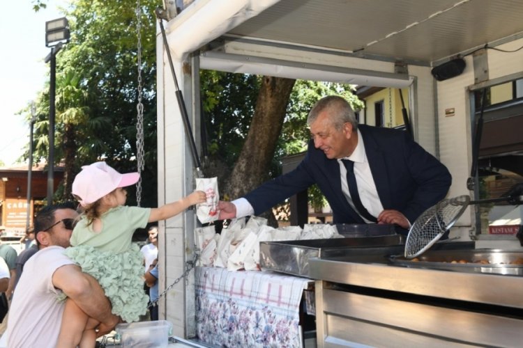 Bursa Osmangazi'de 15 Temmuz şehitleri i&ccedil;in lokma dağıtıldı