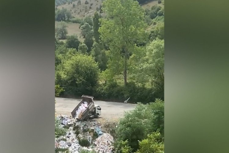 Kamyonet dereye hafriyat d&ouml;kt&uuml;, jandarma d&uuml;ğmeye bastı