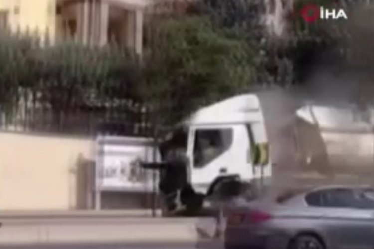 Lastiği patlayan tır, orta ref&uuml;je &ccedil;ıkarak durabildi