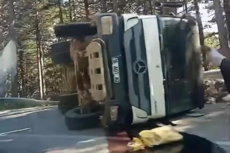 Bursa'da &ccedil;&ouml;p kamyonu devrildi!