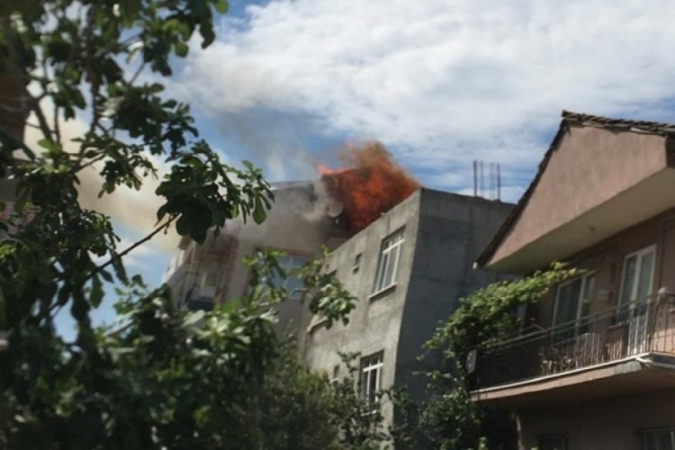 Kocaeli'nde 3 katlı binada yangın &ccedil;ıktı