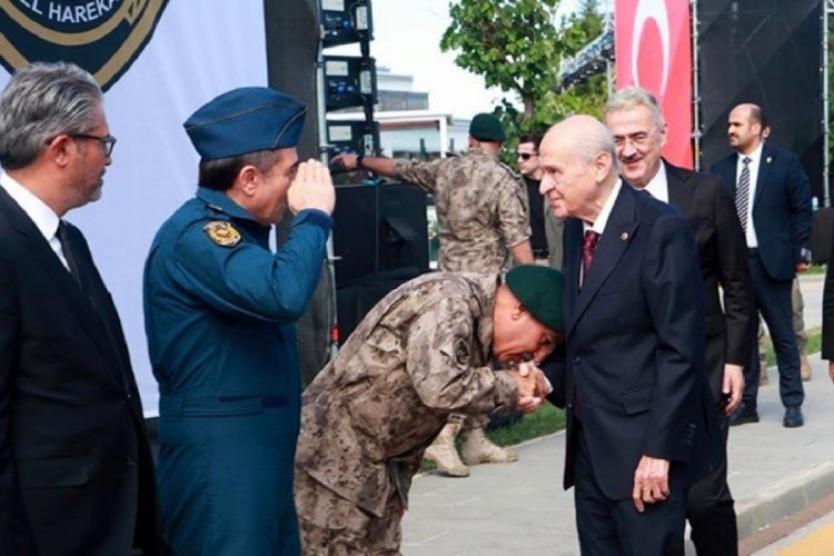 Özel Harekat Başkanı, Bahçeli'nin elini öptü 