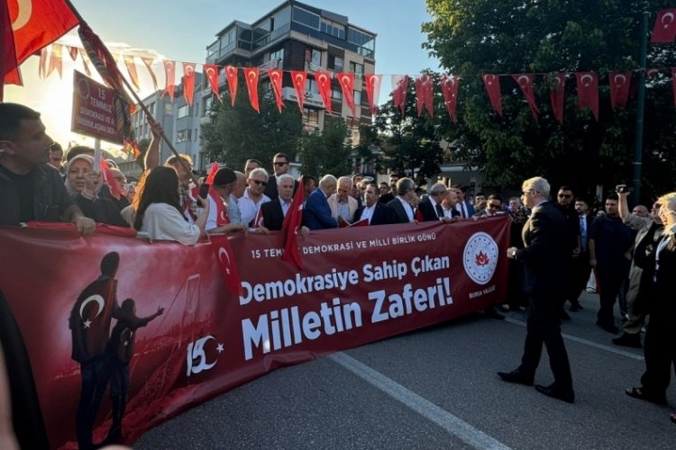 Bursa 15 Temmuz i&ccedil;in y&uuml;r&uuml;d&uuml;!