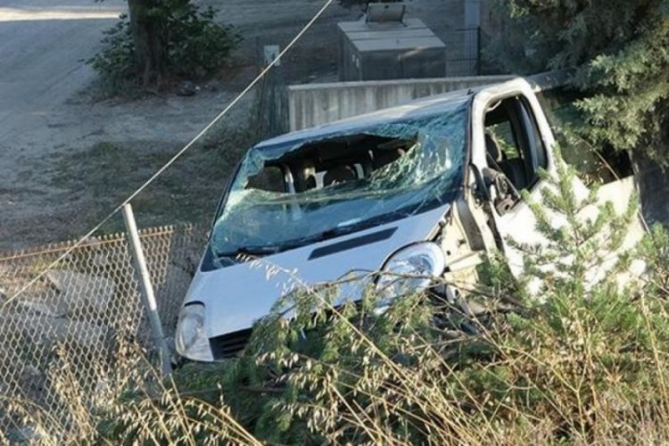 D&uuml;zce'de kontrolden &ccedil;ıkan minib&uuml;s şarampole yuvarlandı