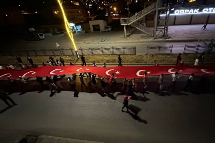 15 Temmuz y&uuml;r&uuml;y&uuml;ş&uuml; yapan gruba havai fişekli saldırı