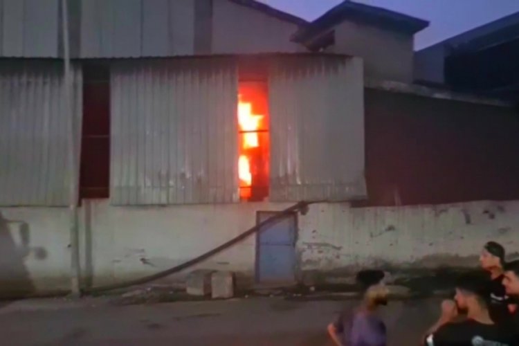 Hatay'da fabrikada yangın! Dumandan etkilenen 6 kişi tedavi edildi
