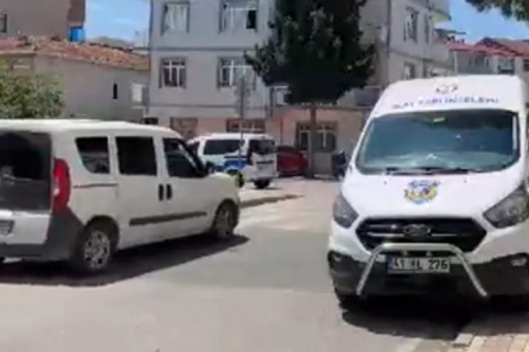 Eve gelen polisin y&uuml;z&uuml;ne tornavida sapladı!