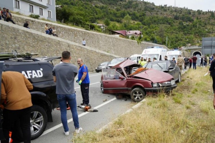 İki otomobil &ccedil;arpıştı: Yaşlı &ccedil;ift &ouml;ld&uuml;, 3 yaralı!
