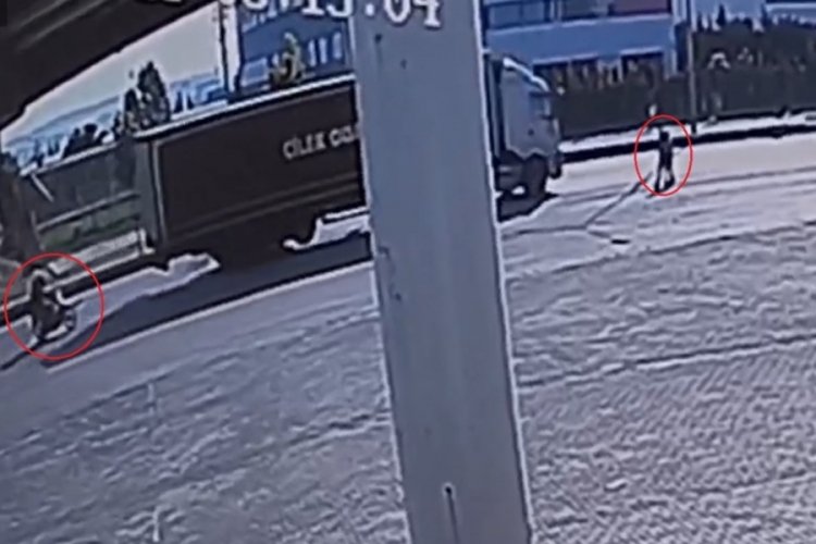Bursa'da yolun karşısına ge&ccedil;erken motosiklet &ccedil;arptı: 3 yaralı