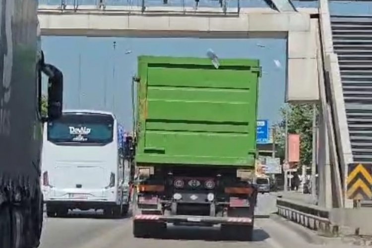 Bursa'da toplanan&nbsp;kağıtlar yola sa&ccedil;ıldı! S&uuml;r&uuml;c&uuml;ler zor anlar yaşadı