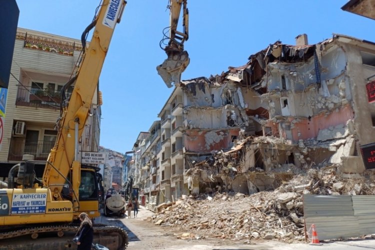 Bursa Mudanya'da bina yıkımları nedeniyle trafik kontroll&uuml; olarak sağlanıyor