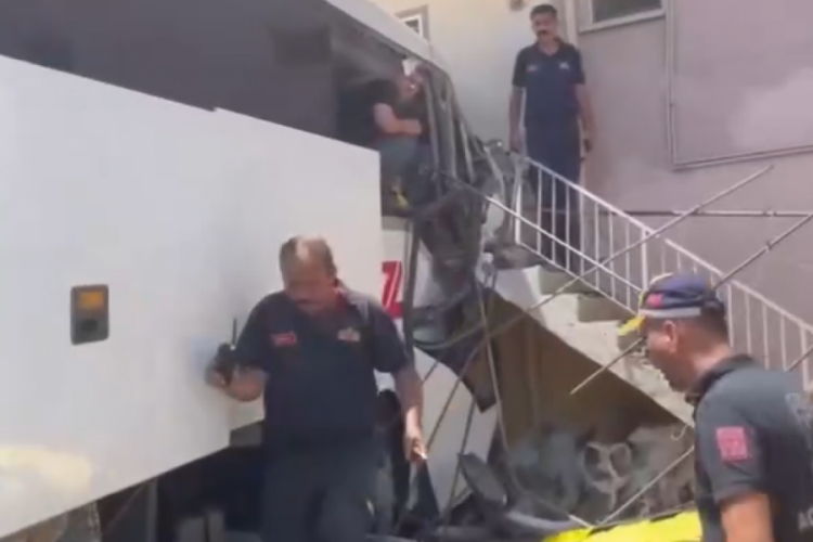 Aydın'da yolcu otob&uuml;s&uuml; eve u&ccedil;tu: &Ouml;l&uuml; ve yaralılar var!