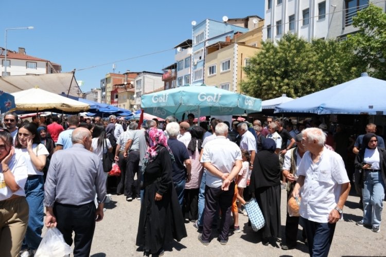 Bursa'da Başkan Tayır, vatandaşlara aşure ikram etti